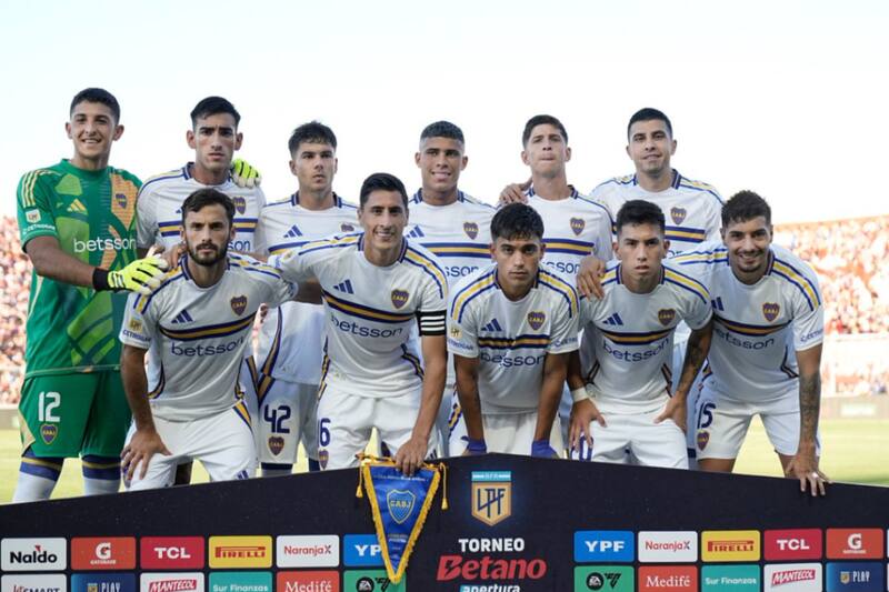 alinearía a Carlos Palacios y Williams Alarcón este domingo ante Huracán. (Foto: @BocaJrsOficial)