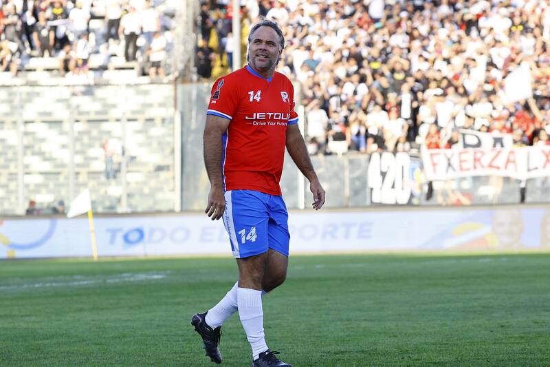 El Feña en el partido de despedida de Matías Fernández (Foto: Aton)