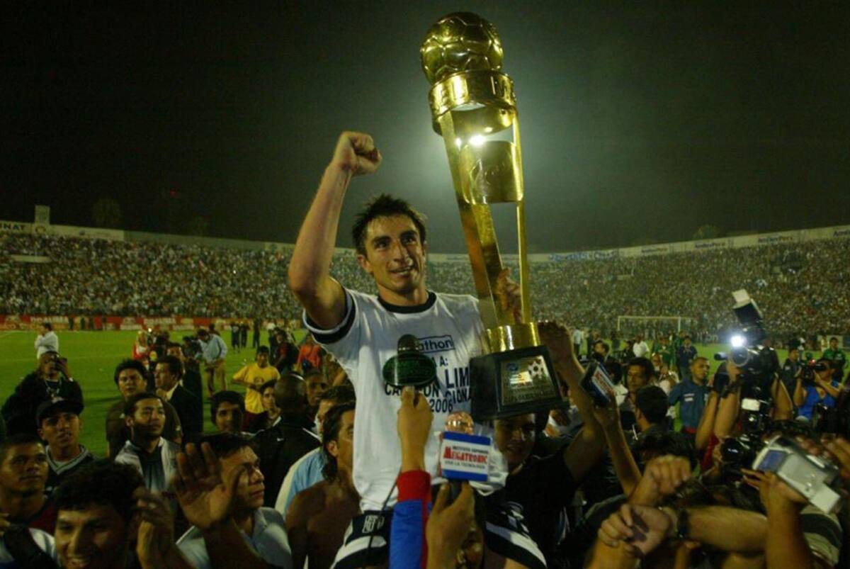 . El Zorro levantando la copa de campeón con Alianza Lima.
