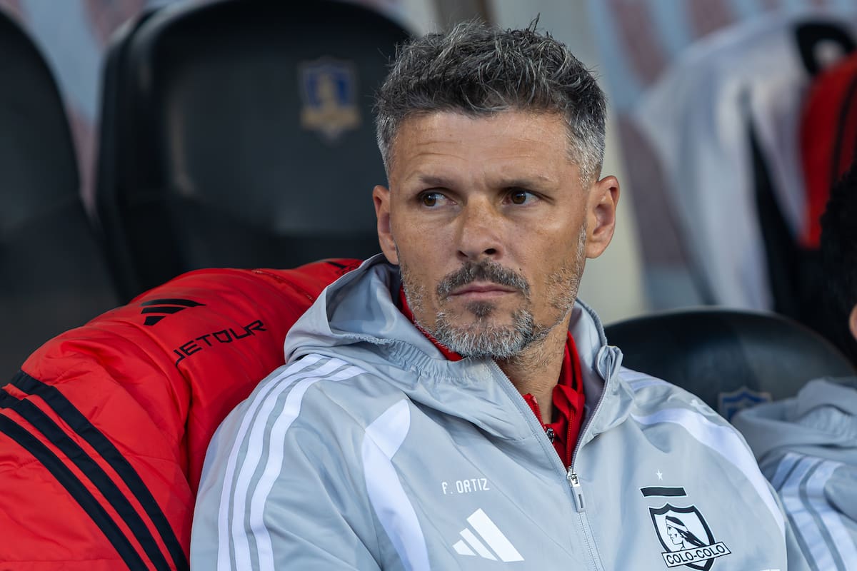 El Tano en la banca de Colo-Colo. Foto: Felipe Escobedo/En Cancha