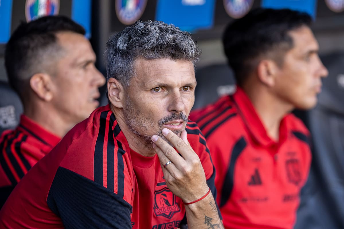 El Tano dirigiendo a Colo Colo. Foto: Felipe Escobedo / En Cancha