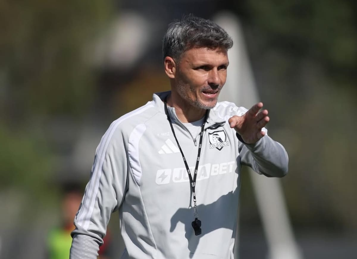 El DT integró a nuevo juvenil a los entrenamientos. Foto: @Colocolooficial.