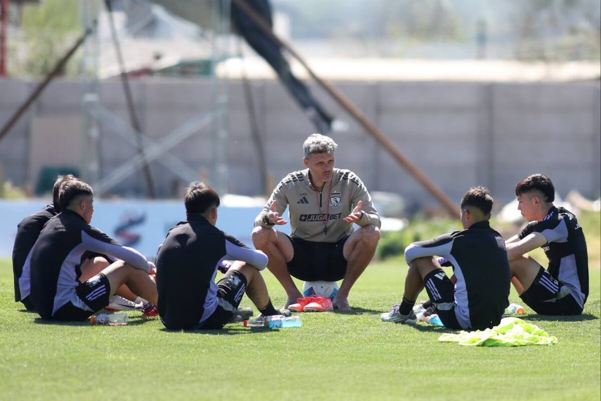 El DT argentino respaldó a Eduardo Villanueva y la labor de los juveniles de Colo Colo ante Deportes Puerto Montt. Foto: Colo Colo Oficial.