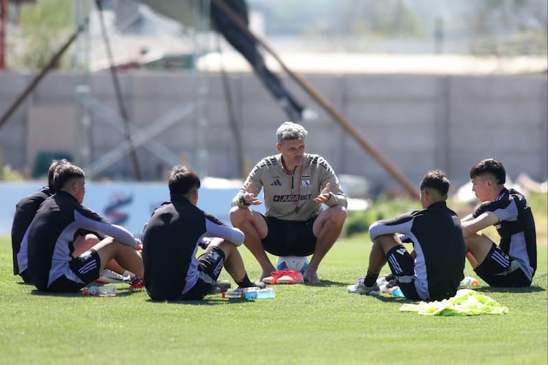 El DT argentino respaldó a Eduardo Villanueva y la labor de los juveniles de Colo Colo ante Deportes Puerto Montt. Foto: Colo Colo Oficial.