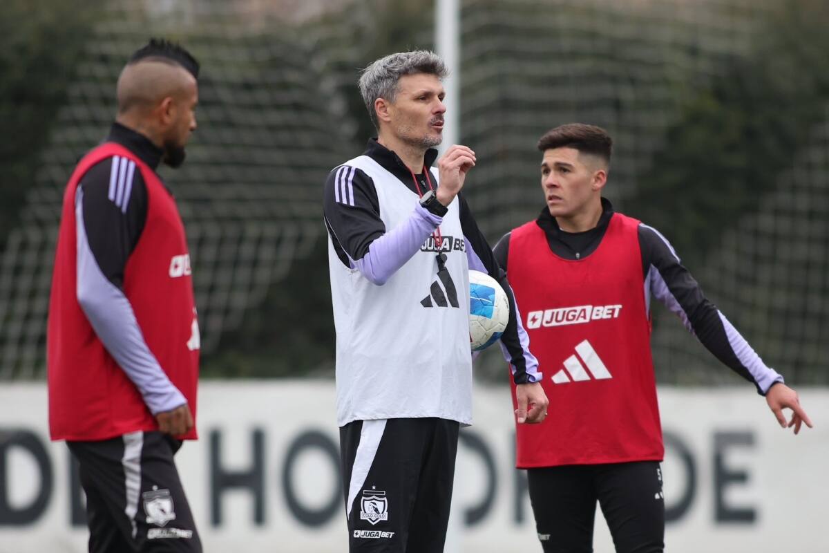 dirigiendo los entrenamientos de Colo Colo. Foto: Colo Colo.