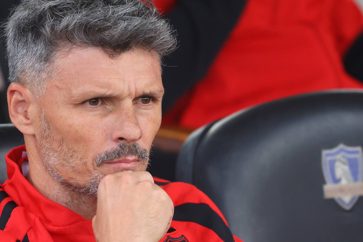 El DT en la banca de Colo Colo. Foto: Aton.
