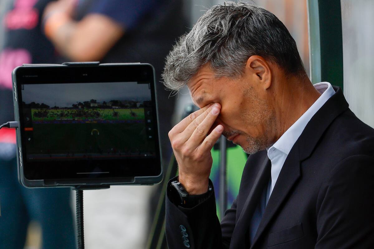 El técnico está tambaleando en Colo Colo tras sus malos resultados. Foto: Aton.