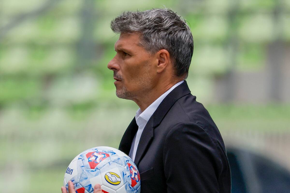 El entrenador de Colo Colo ha recibido algunos cuestionamientos tras su primera derrota en 2026. Foto: Agencia ATON.