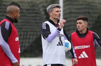 Quiere uno por puesto: el método de Fernando Ortiz para trabajar con los juveniles en Colo Colo