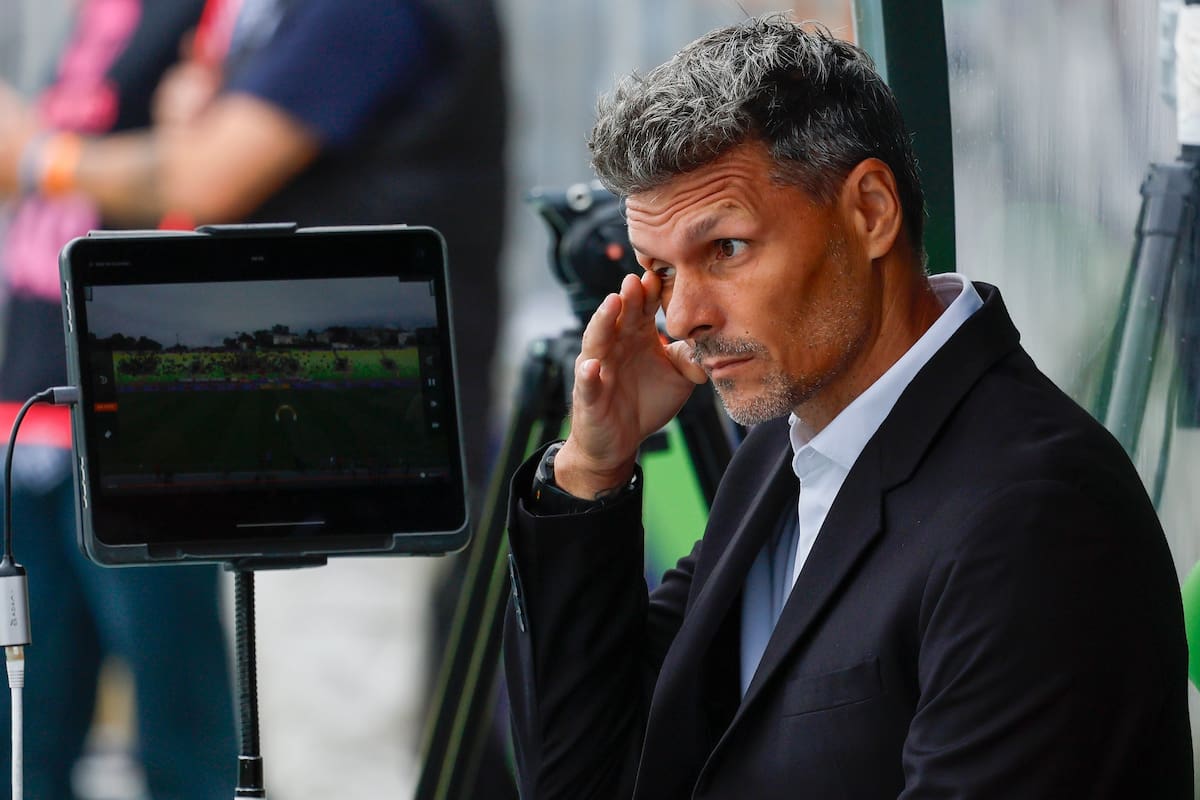 El DT no encuentra respuestas y comienza a peligrar su estadía en Colo Colo. Foto: Aton.