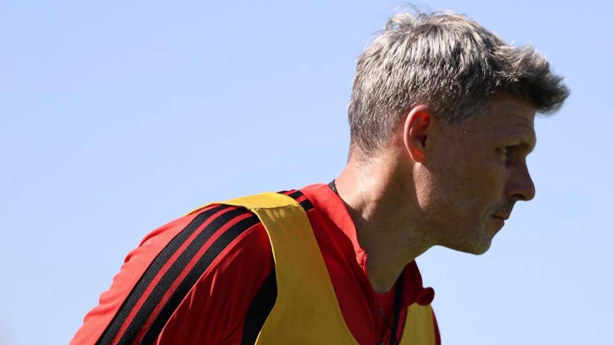 Tras salida de Pavez y a la espera de otro refuerzo: la sorpresiva medida que tomó Fernando Ortiz en Colo Colo