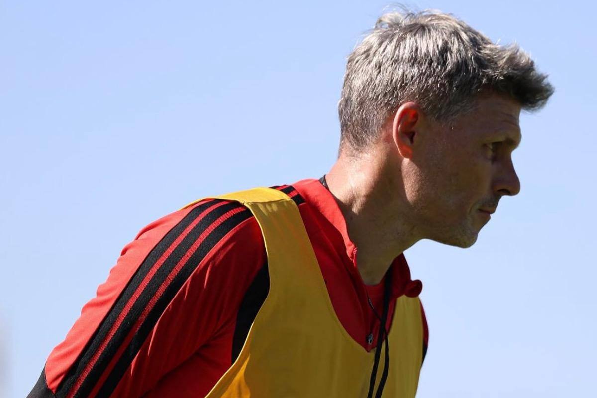 El entrenador de Colo Colo sumó a dos canteranos a los trabajos del primer equipo. Foto: Colo Colo Oficial.