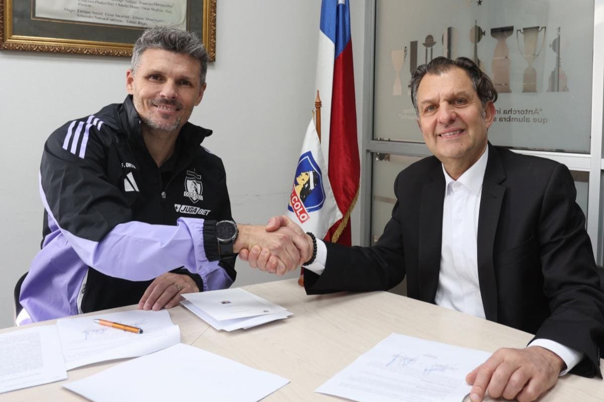 firmó su contrato como nuevo DT de Colo Colo.