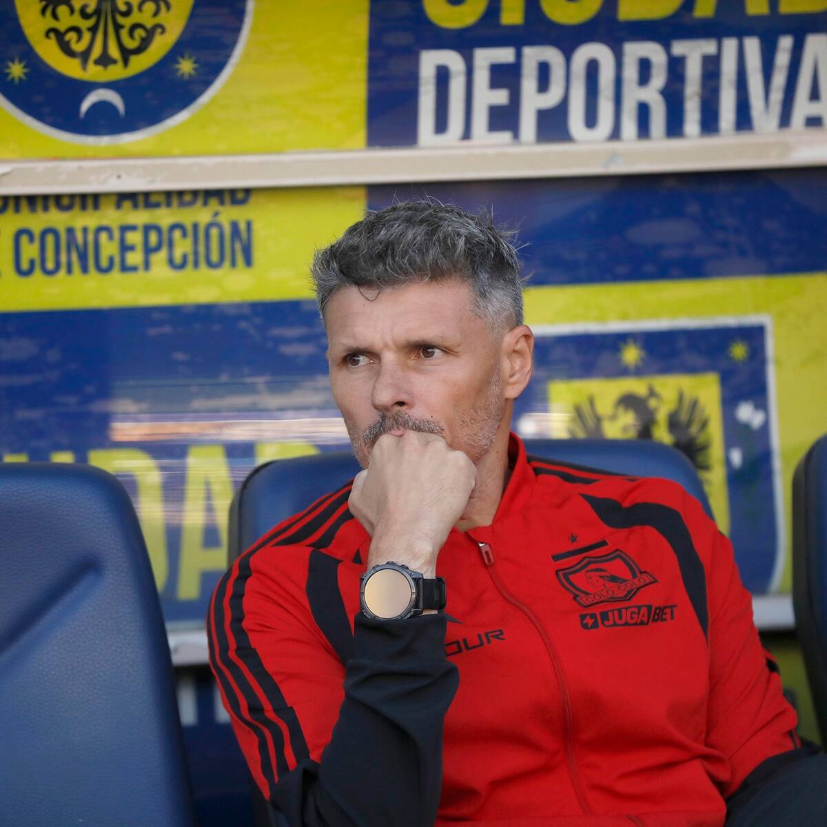 De cuestionado a “salvador” de Colo-Colo: ¿La solución de Fernando Ortiz para la defensa?