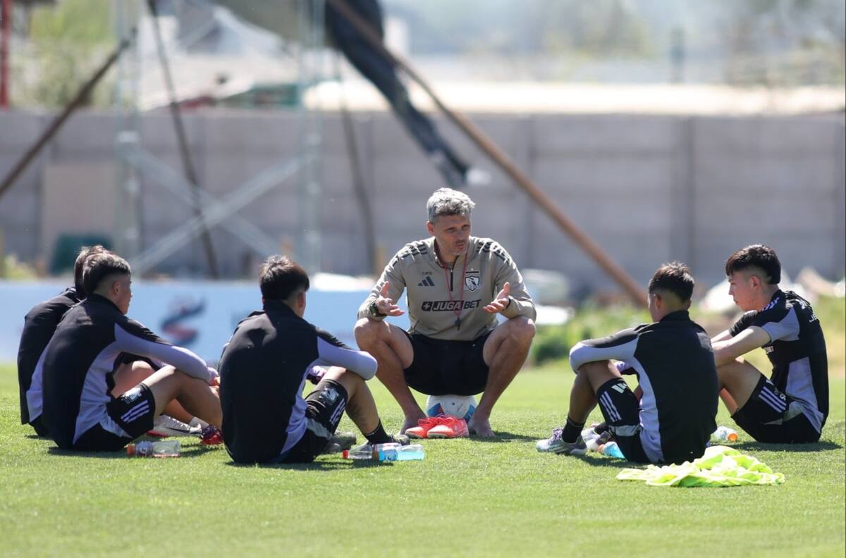 “Tienen que jugar”: Los juveniles que intentarán convencer a Fernando Ortiz para sumar minutos en Colo Colo