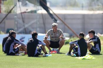 Pide camiseta de titular: el juvenil que deslumbra a Fernando Ortiz en Colo Colo