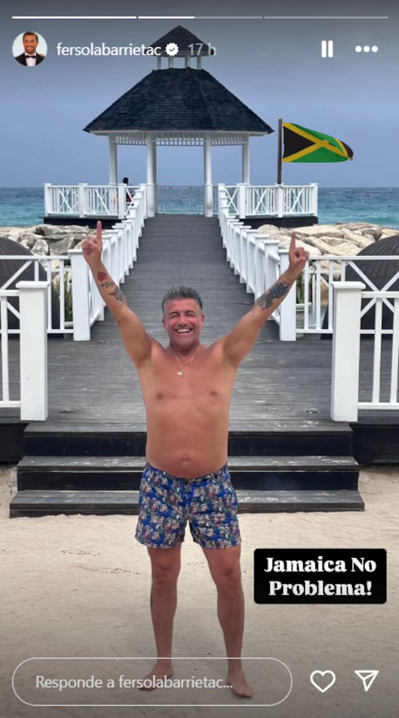 El periodista disfruta de la playa de Jamaica.