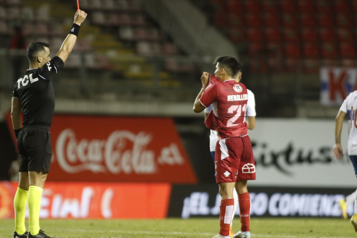 Fernando Véjar expulsó a tres jugadores chillanejos y al DT Jaime García en el partido entre Ñublense vs Universidad Católica. Foto: Photosport.