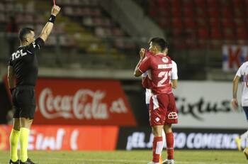 Con García y Gioino como protagonistas: El caos que se generó en Ñublense tras el arbitraje de Fernando Véjar