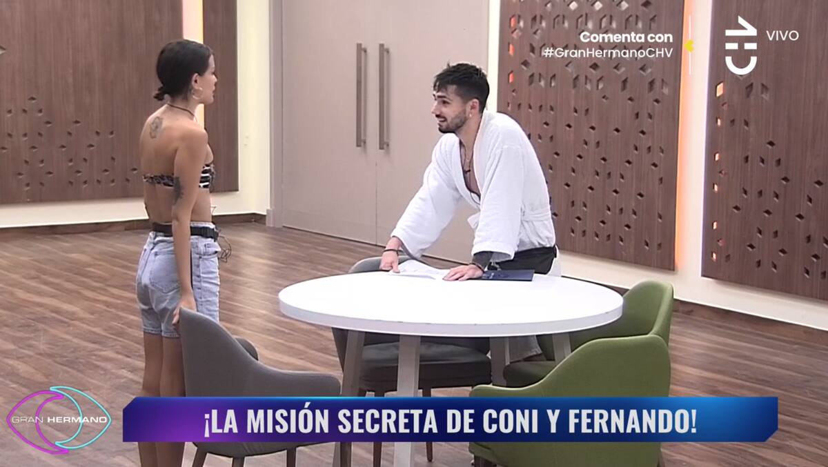 Fernando y Constanza leyendo su misión.
