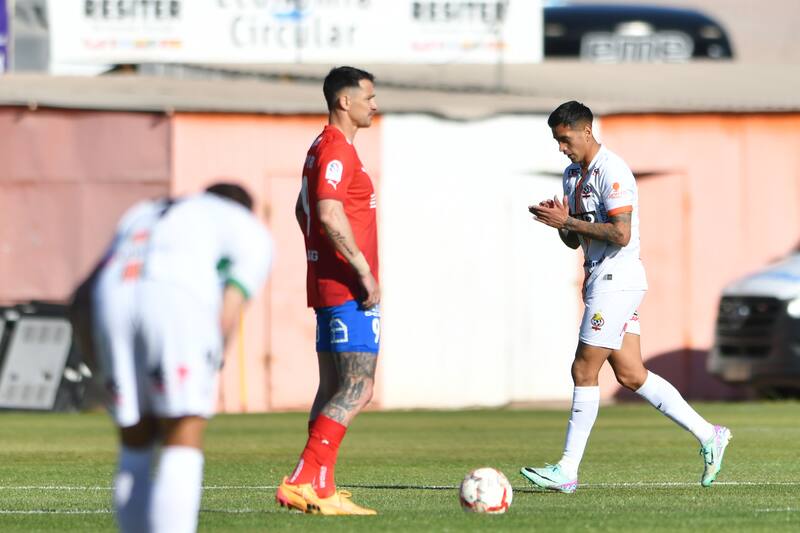 lamentando la derrota de la UC ante Cobresal. Foto: Agencia Aton.