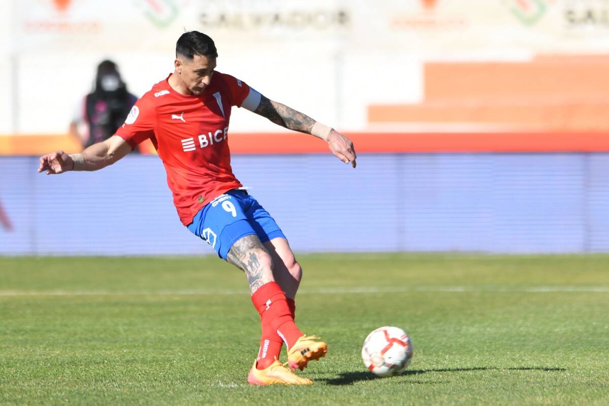 pateando el séptimo penal a favor de la UC en el Campeonato Nacional 2024.