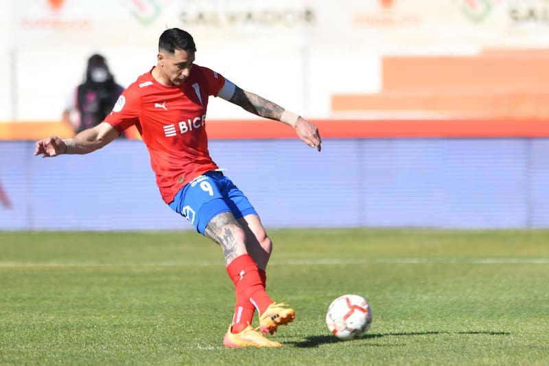 pateando el séptimo penal a favor de la UC en el Campeonato Nacional 2024.