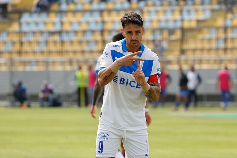Jorge Aravena hizo un llamado a buscar un reemplazo para el Toro en Universidad Católica. Foto: Agencia ATON