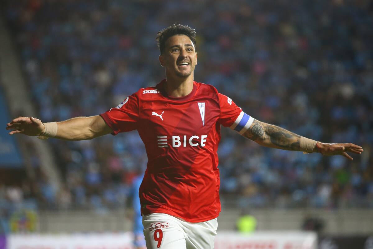 festejando uno de sus goles en la UC.