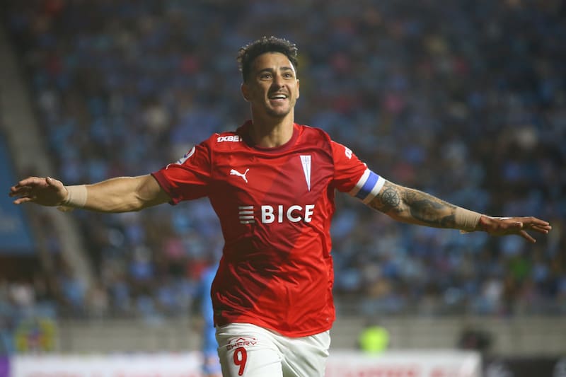 festejando uno de sus goles en la UC.