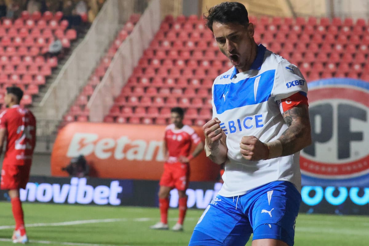 El Toro celebrando un gol por la UC. Foto: Agencia Aton.