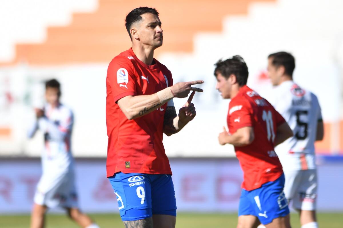 celebrando su gol ante Cobresal en El Salvador.