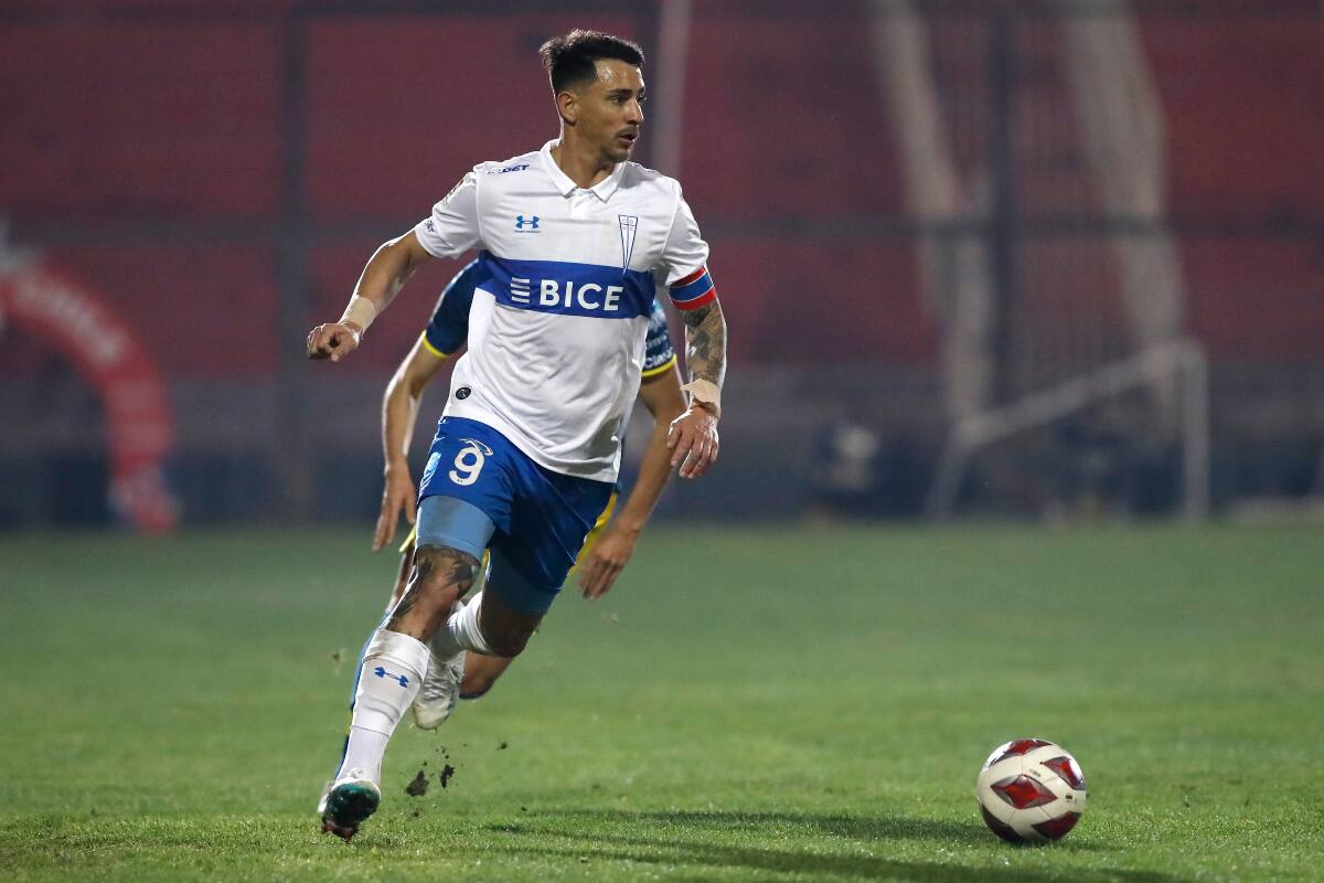 El delantero argentino comandó la clasificación de la UC a la final regional de Copa Chile. (Foto: Agencia Aton)