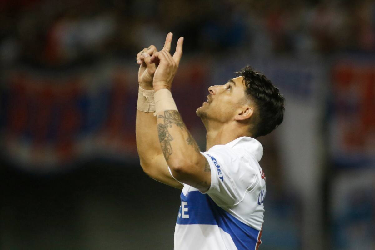 Fernando Zampedri va por el récord de ser el máximo goleador en la historia de Católica. Foto: Agencia Aton.