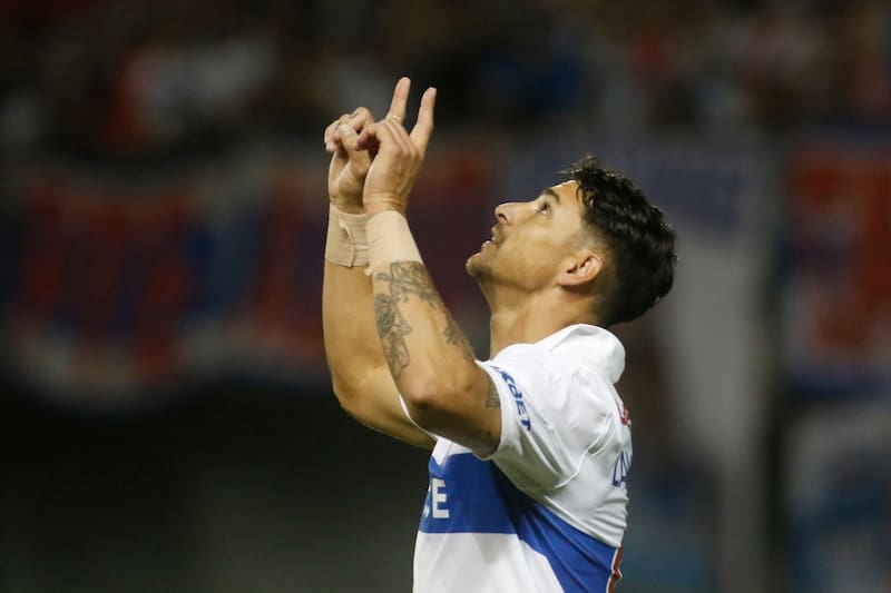 Fernando Zampedri va por el récord de ser el máximo goleador en la historia de Católica. Foto: Agencia Aton.