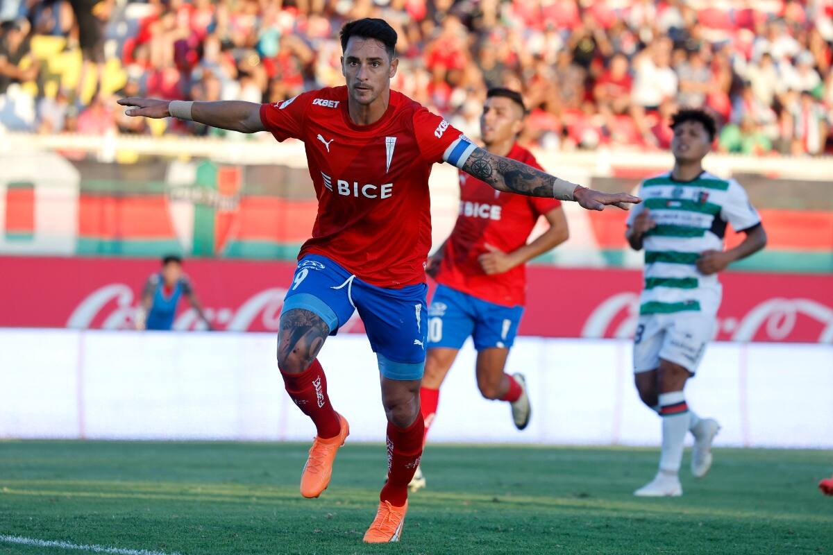celebrando tras convertir el segundo gol de la UC ante Palestino.