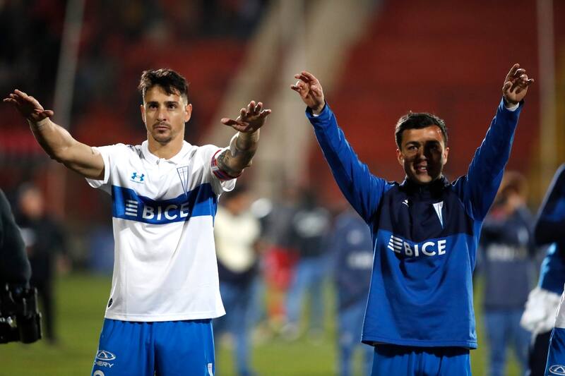 Fernando Zampedri y Jorge Ortiz comparten en la ofensiva de la UC. Foto: Agencia Aton.