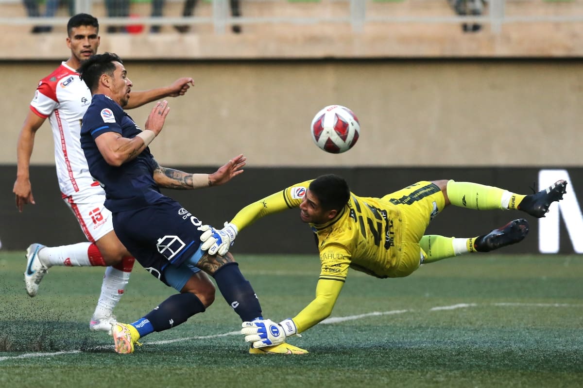 El brutal choque entre Fernando Zampedri y Nelson Espinoza que obligó al golero a salir del partido. Foto: Aton.