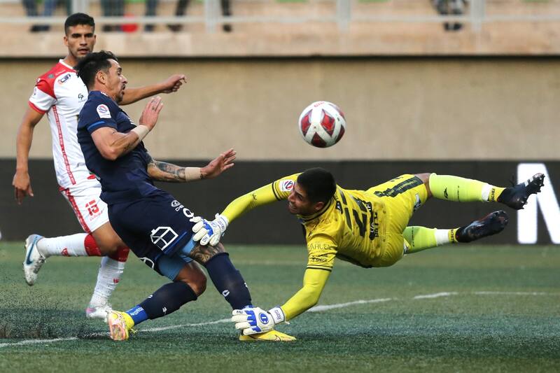 El brutal choque entre Fernando Zampedri y Nelson Espinoza que obligó al golero a salir del partido. Foto: Aton.