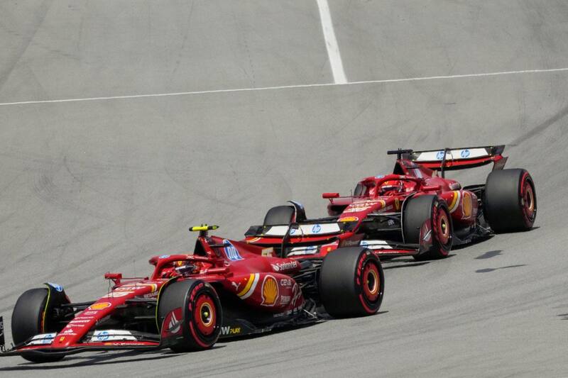Carlos Sainz y Charles Leclerc se rozaron en una curva. Foto: EFE