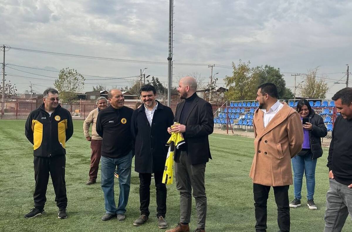 ¡Hasta hizo un gol de penal! ¿Qué hacía el ministro Giorgio Jackson en la práctica de un tradicional equipo del fútbol chileno?