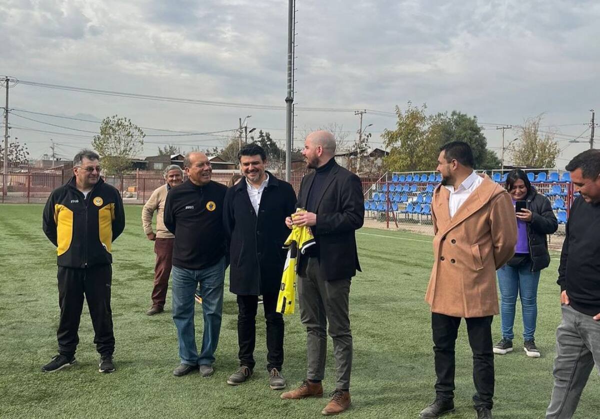 El ministro de Desarrollo Social y Familia, Giorgio Jackson, estuvo en la práctica del elenco aurinegro. Foto: Instagram Ferroviarios.