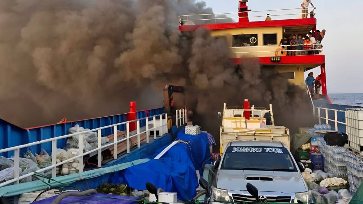 Incendio de ferry en Tailandia provoca que pasajeros se lancen al mar para escapar de las llamas