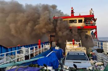 Incendio de ferry en Tailandia provoca que pasajeros se lancen al mar para escapar de las llamas