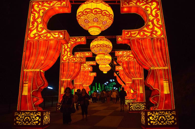 El evento contará además con otros espectáculos artísticos, como el ancestral show de sombras. Créditos: Fesiluz.