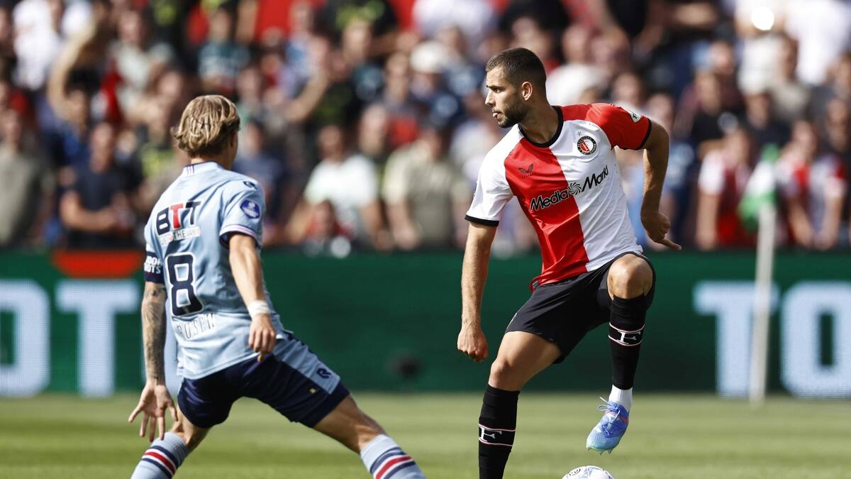 VIDEO | El gol más insólito del año: arquero del Feyenoord se equivocó en un despeje y terminó golpeando a otro jugador