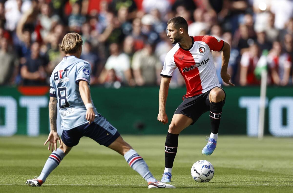 VIDEO | El gol más insólito del año: arquero del Feyenoord se equivocó en un despeje y terminó golpeando a otro jugador