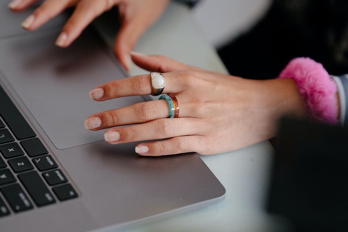 A mayor cantidad de Mbps, mayor velocidad en tu conexión a Internet con fibra óptica. Créditos: Pexels.