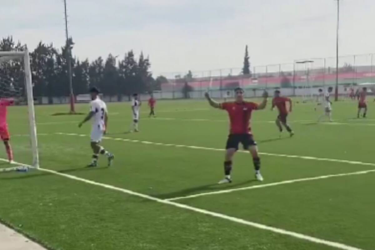 celebrando su primer gol en Colo Colo