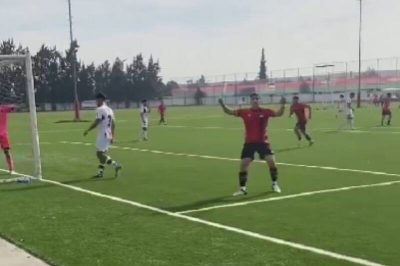 celebrando su primer gol en Colo Colo